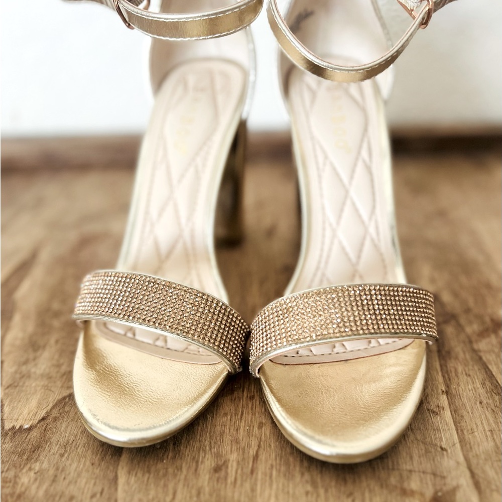 Bamboo gold sparkle shoes size 6